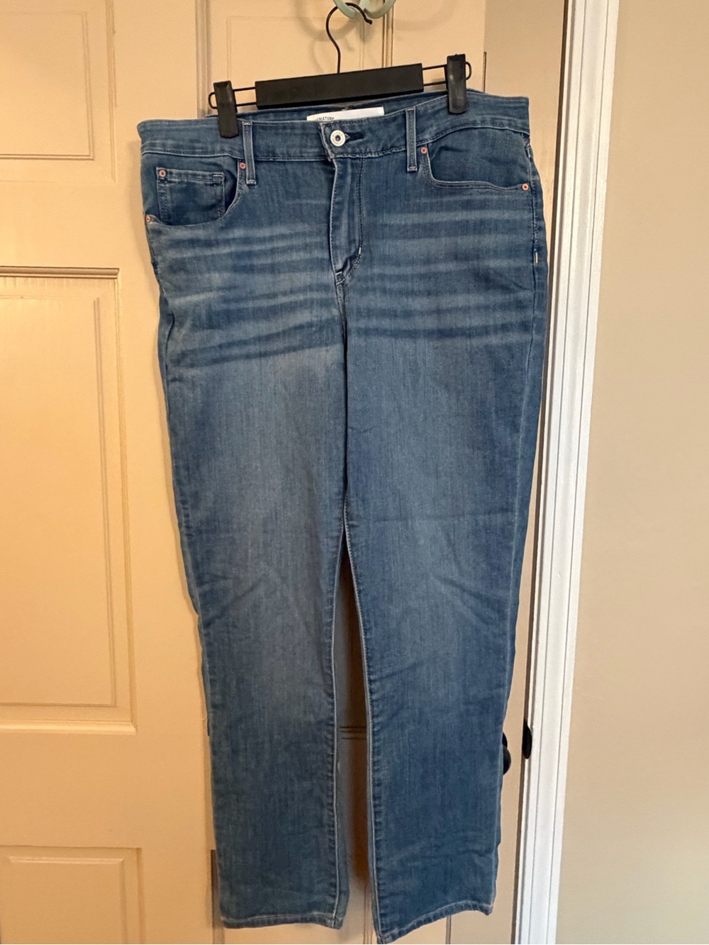 Straight Leg Women's Jeans in Medium Blue Wash
